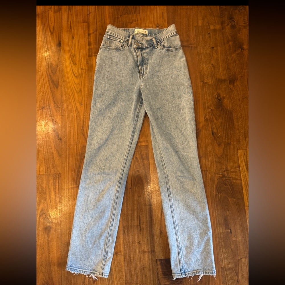 Abercrombie & Fitch
The '90s straight Ultra high rise
Size 26
2R
Curve Love